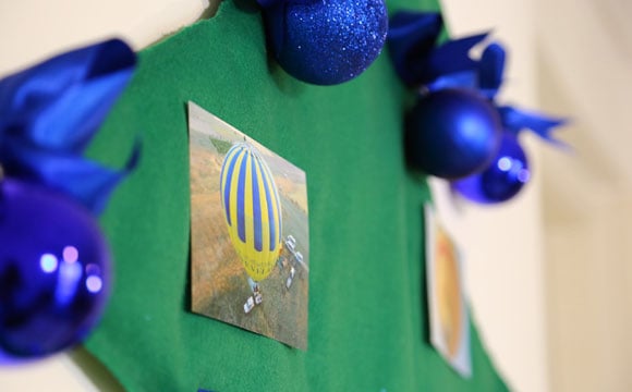 Além das bolas de Natal, uma ideia para decorar sua árvore é colocar fotos e cartões