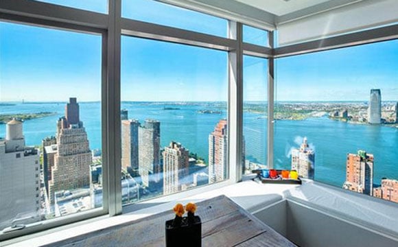 Grandes janelas permitem uma ampla vista do rio Hudson e da cidade de Nova York
