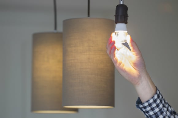 Troque a lâmpada convencional pela de LED e ganhe em economia