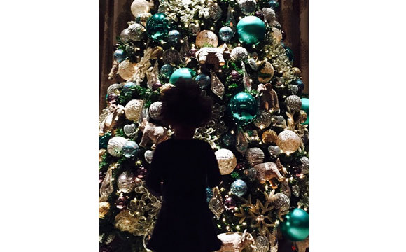 Beyoncé postou uma linda foto com sua filha em frente a árvore
