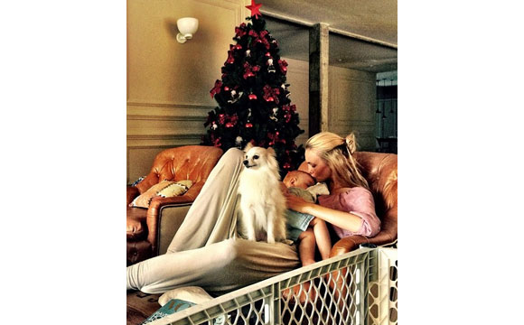 A modelo Caroline Trentini postou uma foto com seu filho, seu cão e a árvore de Natal ao fundo