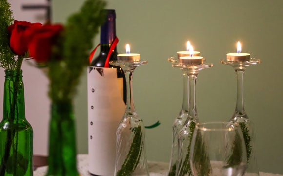 Detalhes com velas e flores dão charme à mesa