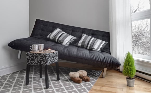 Não escolha um sofá grande demais para o ambiente. Coloque um no tamanho proporcional da sala
