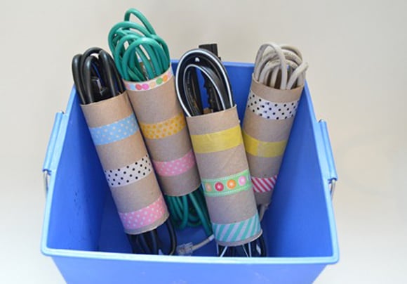 Rolos vazios de papel higiênico podem ajudar a organizar os fios (Foto: Reprodução/ ourthriftyideas.com)