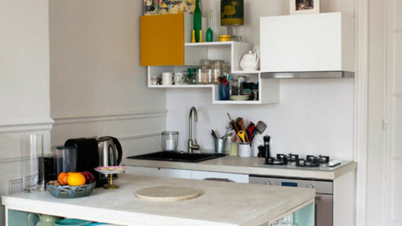 Cozinha sem armários: saiba como investir nas prateleiras
