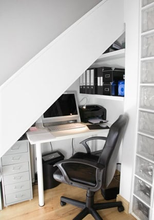 home-office embaixo da escada