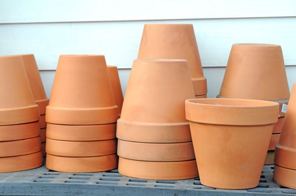 Vasos de cerâmica são boas opções para o jardim