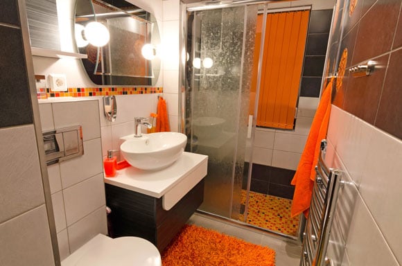 decoração laranja no banheiro