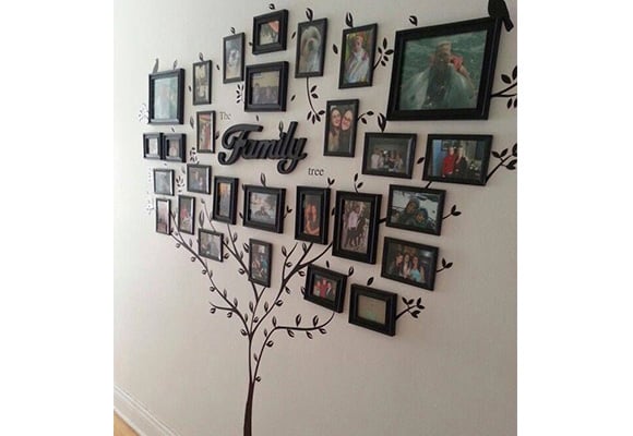 Adesivo, quadros retangulares e frase central compõem esta decoração feita em parede de corredor. (Foto: Reprodução/ Site The Whoot)