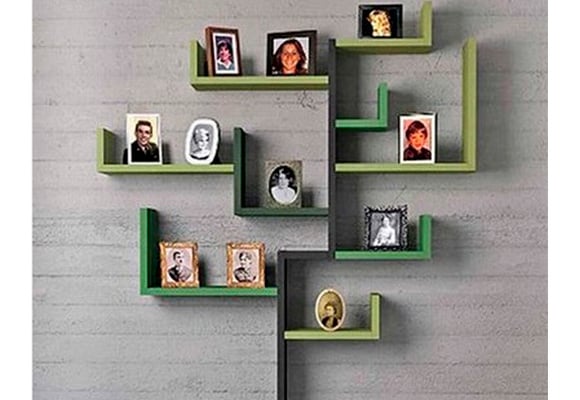 A estante em madeira com porta-retratos é um opção criativa para não quer fazer pinturas ou prefere um móvel diferente no ambiente. (Foto: Reprodução/Pinterest)