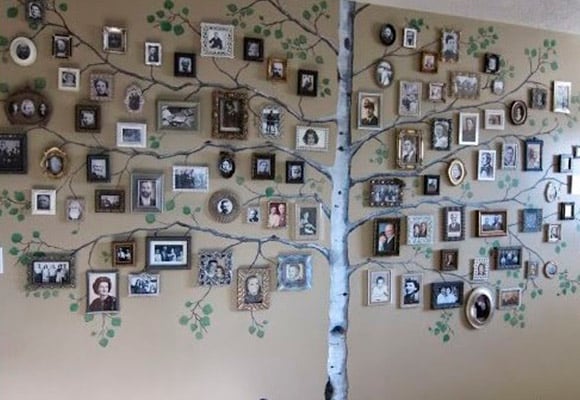 Pintura reproduz uma árvore grande com quadros de diferentes formas dando a impressão de que estão pendurados nos galhos. (Foto: Reprodução/Blog Emily Everywhere)