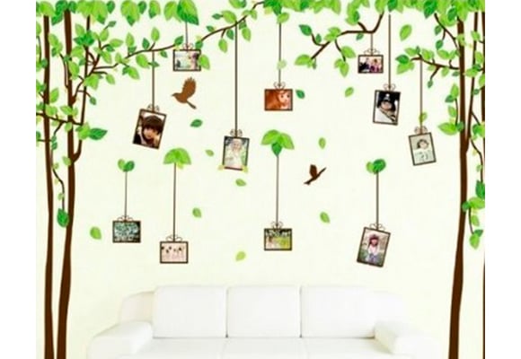 Adesivo decorativo tem espaço para fixação de fotos e ocupa toda a parede com um desenho que dá a impressão de bosque. (Foto: Reprodução/Amazon)