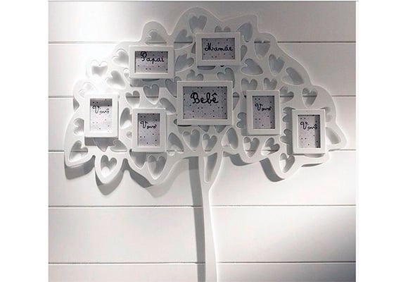 Árvore genealógica branca com espaço para nome da criança, dos pais e dos avós é ideal para decoração do quarto do bebê. (Foto: Reprodução/Pinterest)