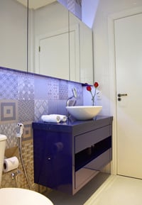 Mesmo pequenos, banheiros podem receber uma bela decoração, se estiverem bem organizados (Foto: AndryaKohlmann – design.concept)