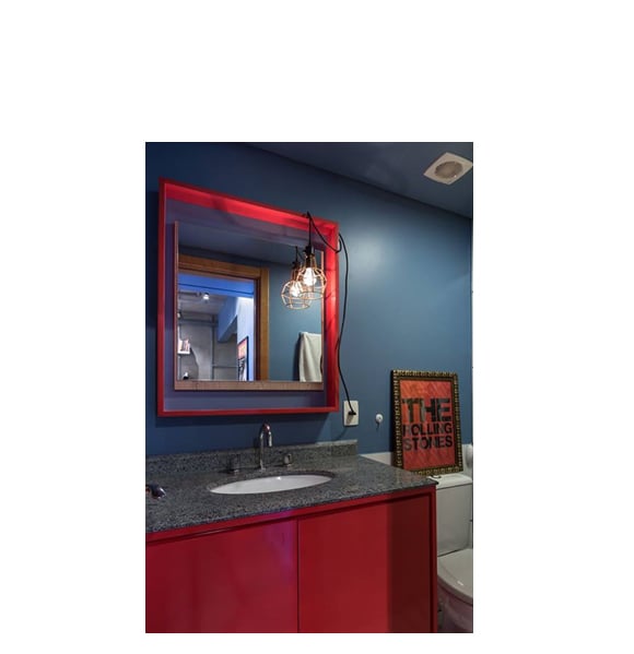 Mesmo com pouco espaço, o banheiro não perdeu o charme na decoração. Uma luminária bem criativa ajuda a iluminar o espelho do ambiente (Foto: Arquitetando ideias/ Marcelo Donadussi)
