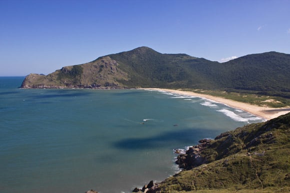 Praia da Lagoinha é das diversas de Florianópolis que atraem turistas pela beleza, sossego ou pelos esportes 