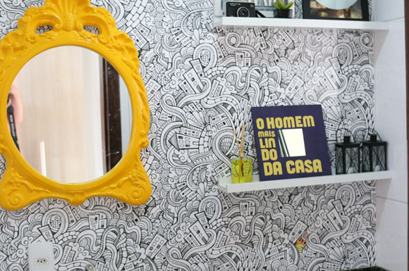 Parede do lavabo pode receber aplicação de adesivo (Foto: Divulgação/Blog Homem da Casa)