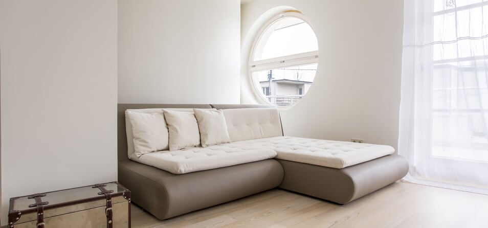 Imagem de um sofá-cama em uma sala