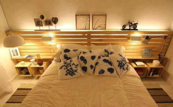 Se preferir você pode até pintar o pallet para dar cor à cabeceira (Foto: Reprodução/Pinterest)