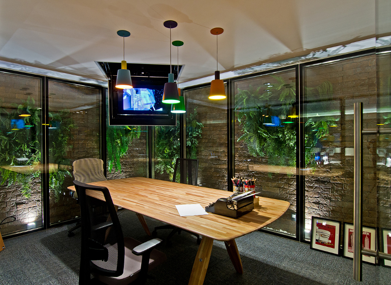 Office Urbano, escritório da Casa Cor Santa Catarina 2014, desenvolvido pelos arquitetos Luiz Fernando Zanoni e Thais Zimmermann, do Studio Archdesign usou TV pendurada no teto (Foto: Leo Simas)