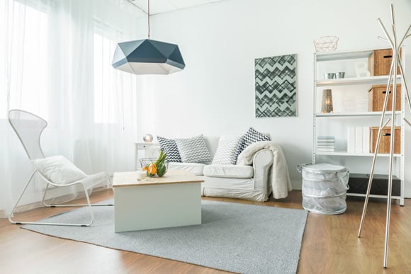 Quem decora ambiente pequeno deve planejar cada item que vai colocar no espaço, para que os móveis e objetos não atrapalhem a circulação (Foto: Shutterstock)