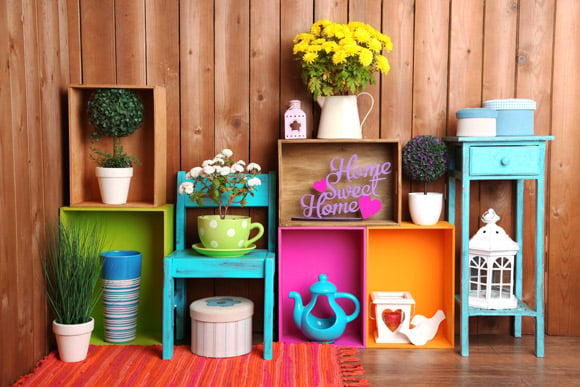 Caixotes, móveis, objetos decorativos e plantas transformaram este espaço (Foto: Shutterstock)