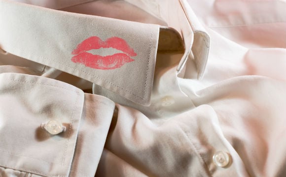 Dica fácil e simples para tirar mancha de batom da roupa (Foto: Shutterstock)
