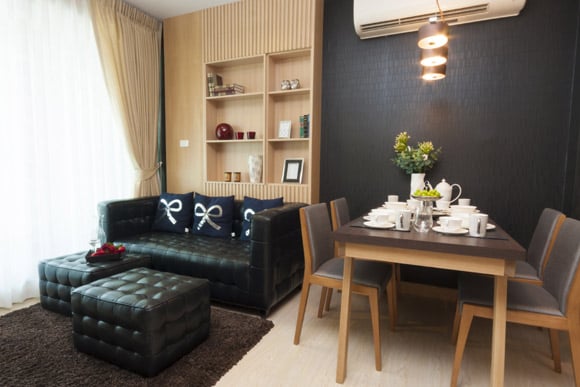 Sala pequena bem mobiliada com uma decoração integrada deixa o espaço criativo e estiloso (Foto: Shutterstock)