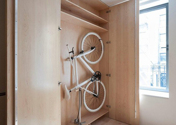 Armário embutido em parede móvel faz parte do projeto do designer canadense Graham Hill  fez para seu apartamento de 39 m²,(Foto: Reprodução /  Site Confira.Info) 
