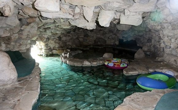 A piscina conta ainda com uma caverna que já foi cenário de muitas festas (Foto: Reprodução/TMZ)