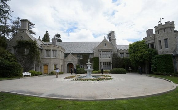 A mansão foi comprada há 45 anos atrás e fica localizada em Los Angeles (Foto: Reprodução/TMZ)