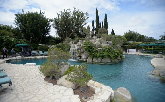 Para quem quiser se refrescar terá à disposição uma enorme piscina (Foto: Reprodução/TMZ)