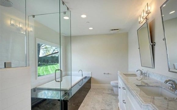 O banheiro é bem amplo e conta com banheira (Foto: Reprodução/TMZ)