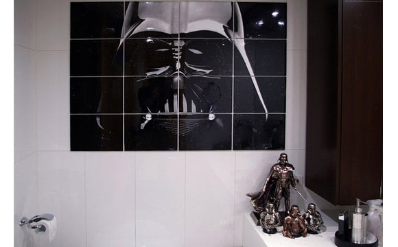 No banheiro, o pôster d Darth Vader é o toque final na decoração (Foto: Reprodução/Pinterest)
