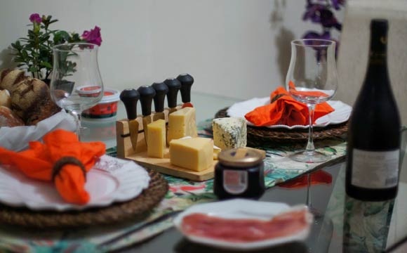 noite_de_queijos_e_vinhos