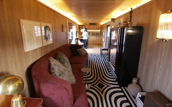 Vagão de trem abandonado foi transformado em um lounge charmoso (Foto: Wagner Benedetti)