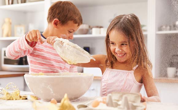 Que tal aproveitar o tempo livre para criar uma receita com as crianças? Elas não adorar (Foto: Reprodução/Shutterstock)