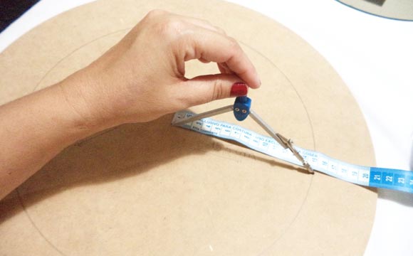 Com o compasso marque o circulo com 15,5 cm (Foto: Ivanete Aparecida/Blog do Elo7)