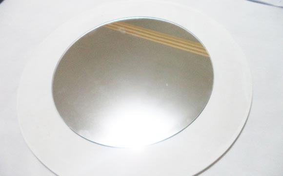Com a cola de silicone cole o disco de espelho no circulo do centro