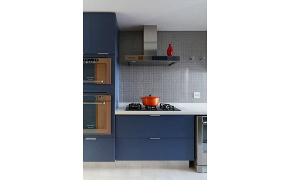 Cozinha com móveis azul-marinho