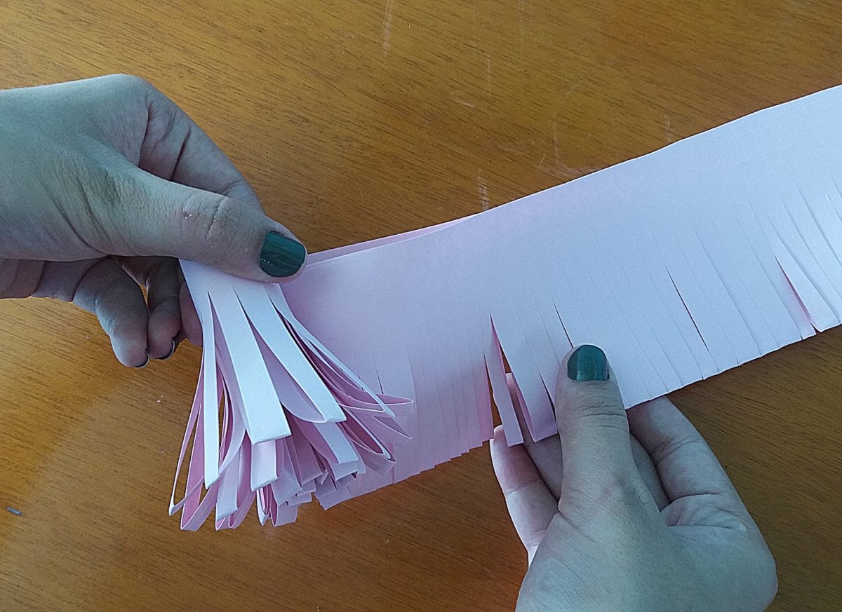 Como fazer uma flor de papel: confira e aprenda!