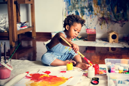 Crianças em casa: criança pintando