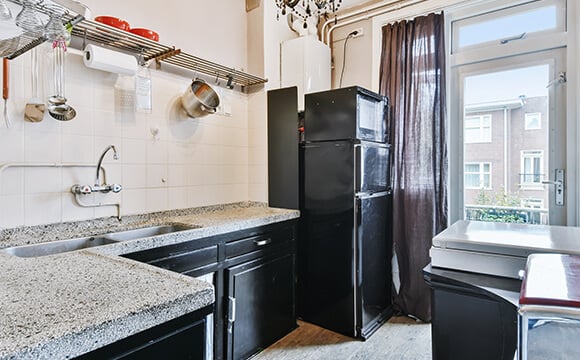 cozinha vintage com eletrodomésticos na cor preta