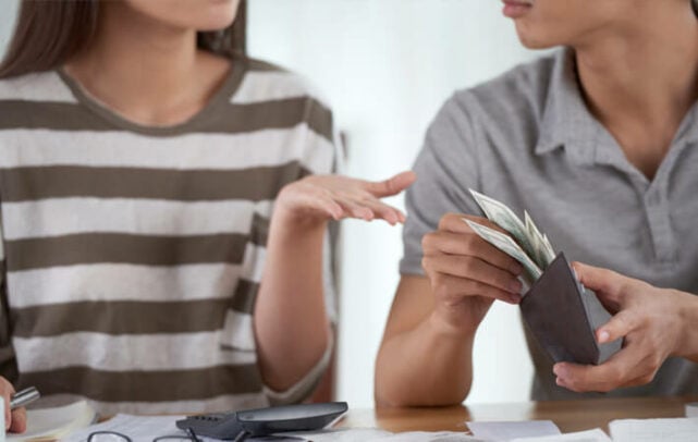 Imagem de duas pessoas conversando e contando dinheiro