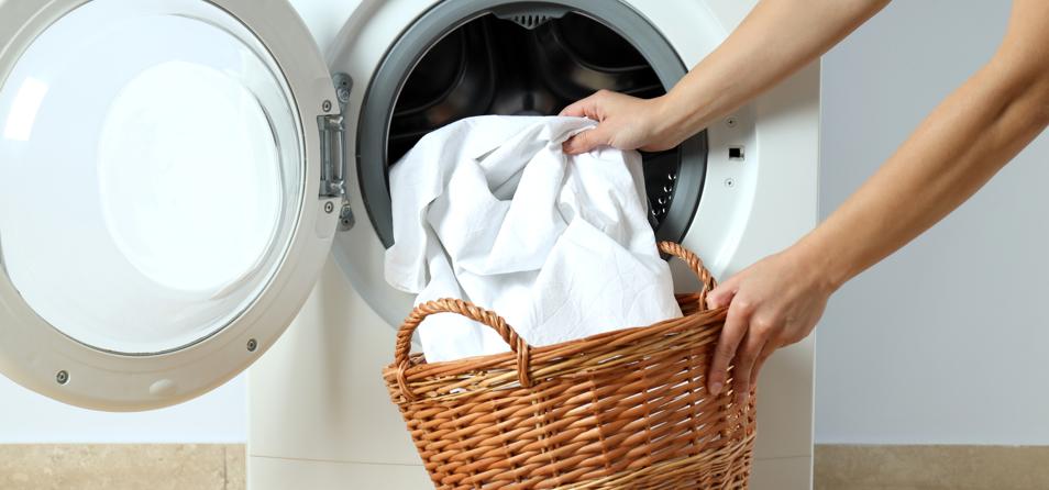 Pessoa lavando lençol