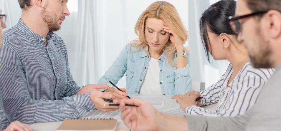 Pessoas resolvendo negócios