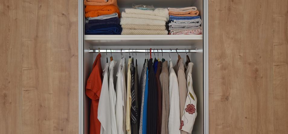 guarda roupa organizado