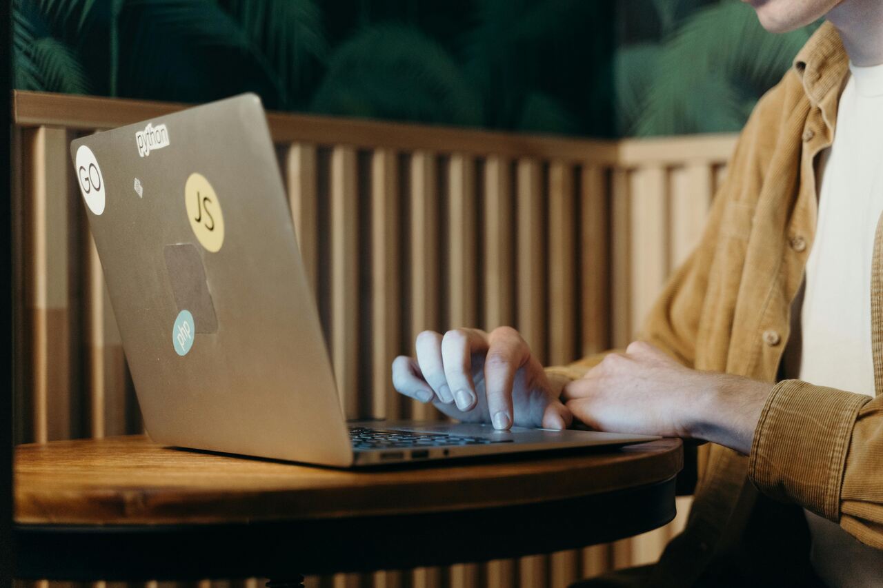 anunciando através de um laptop