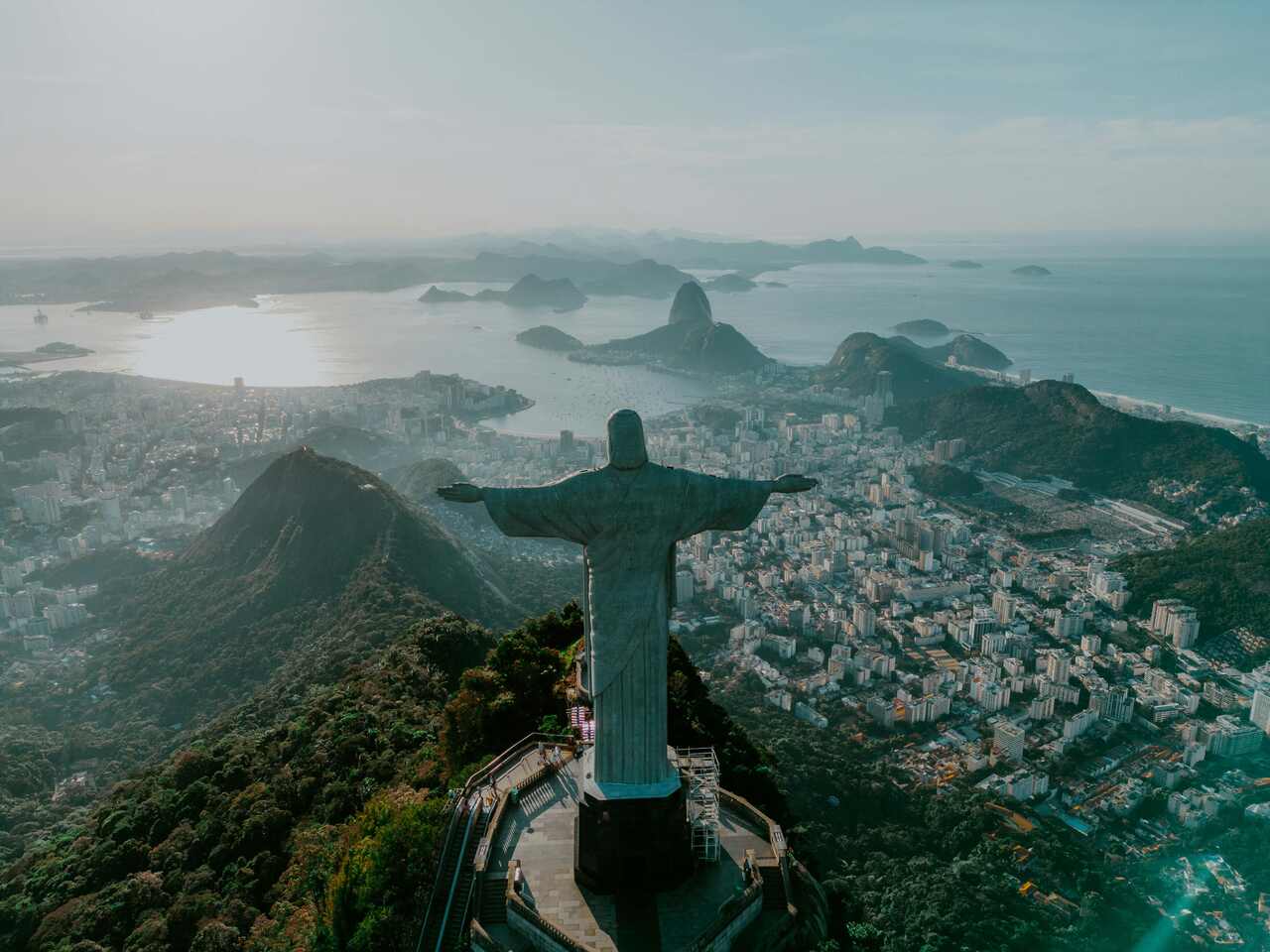 Imagem do Cristo Redentor de costas