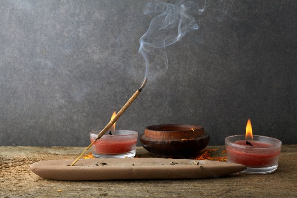 incensos sobre a mesa